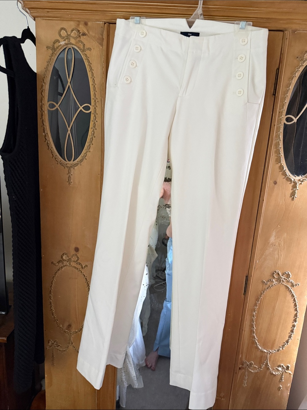 GAP White on the Waist Button-Front Trousers
Straight  leg with some stretch!